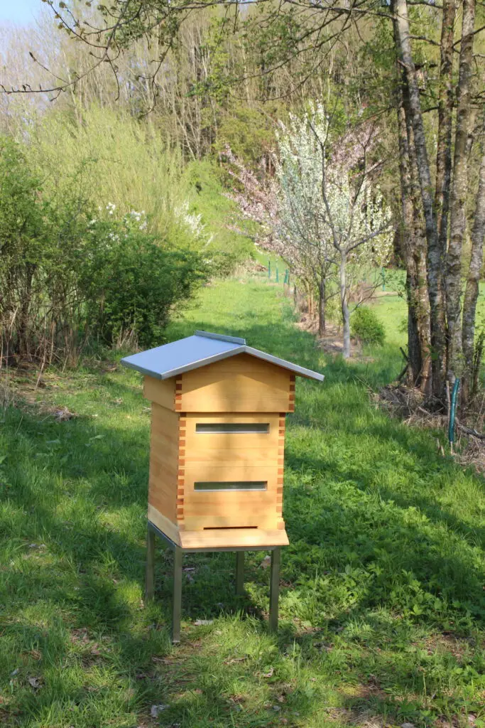 Bienenstock im Frühlingsgarten